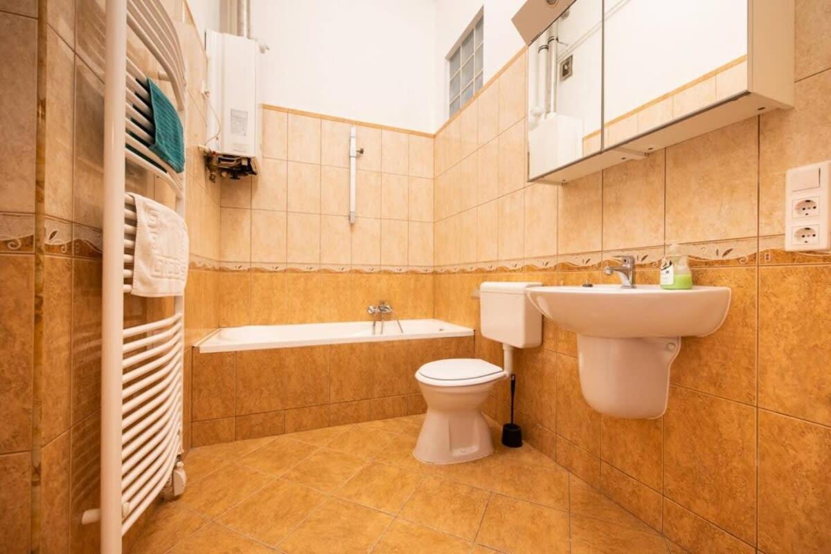 Very Central Convenient Large Ac Place Budapest Eksteriør billede